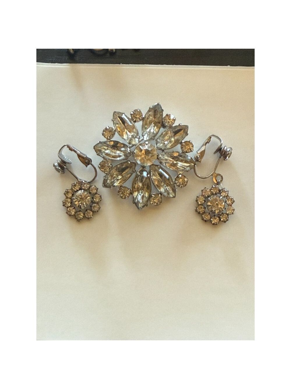 VINTAGE SILVERTONE CRYSTALS FLORAL BROOCH PIN with clip on earrings - Picture 13 of 13
